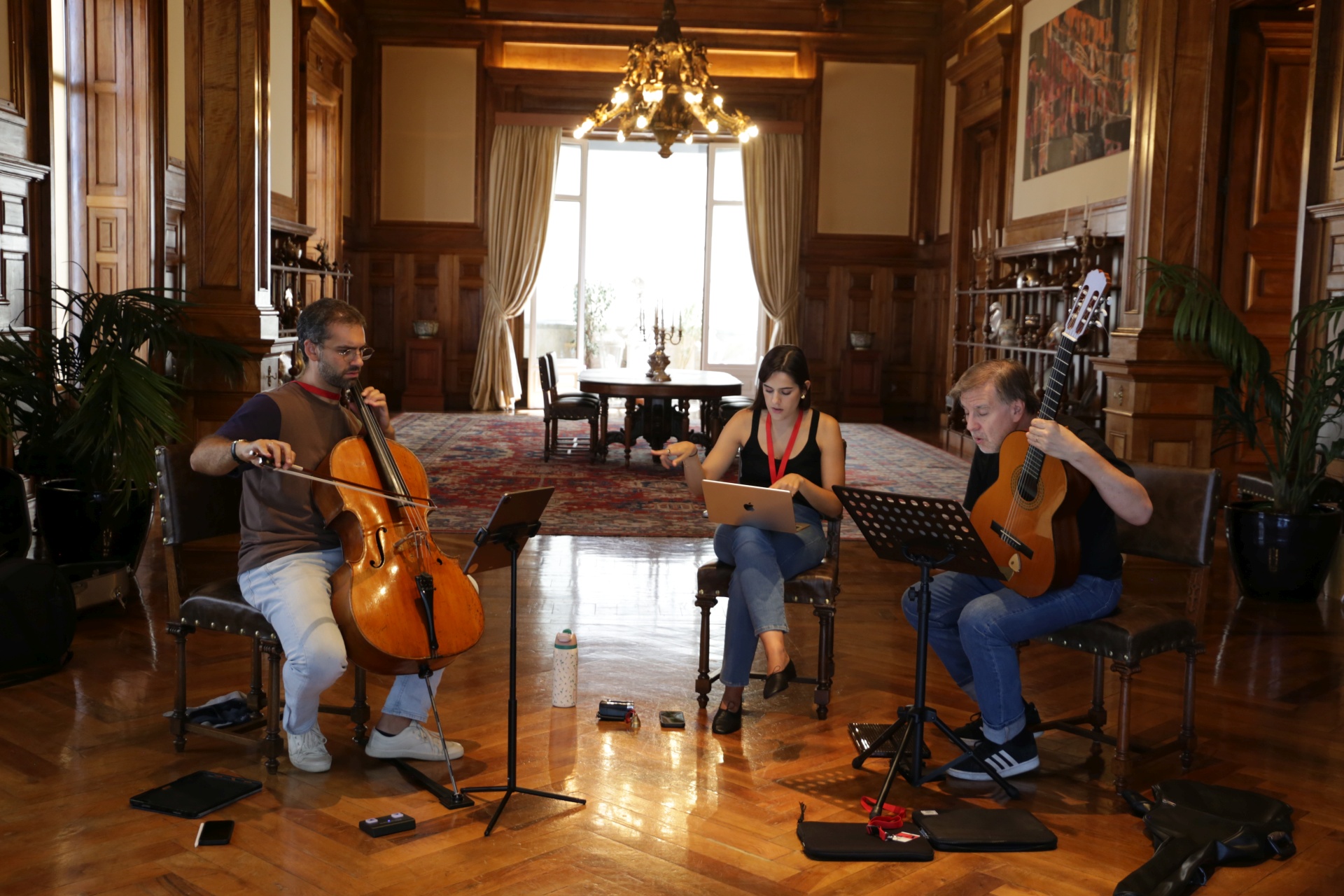 A soprano Ana Vieira Leite, acompanhada por Quito Gato (guitarra) e Hugo Paiva (violoncelo), durante sessão de ensaio.